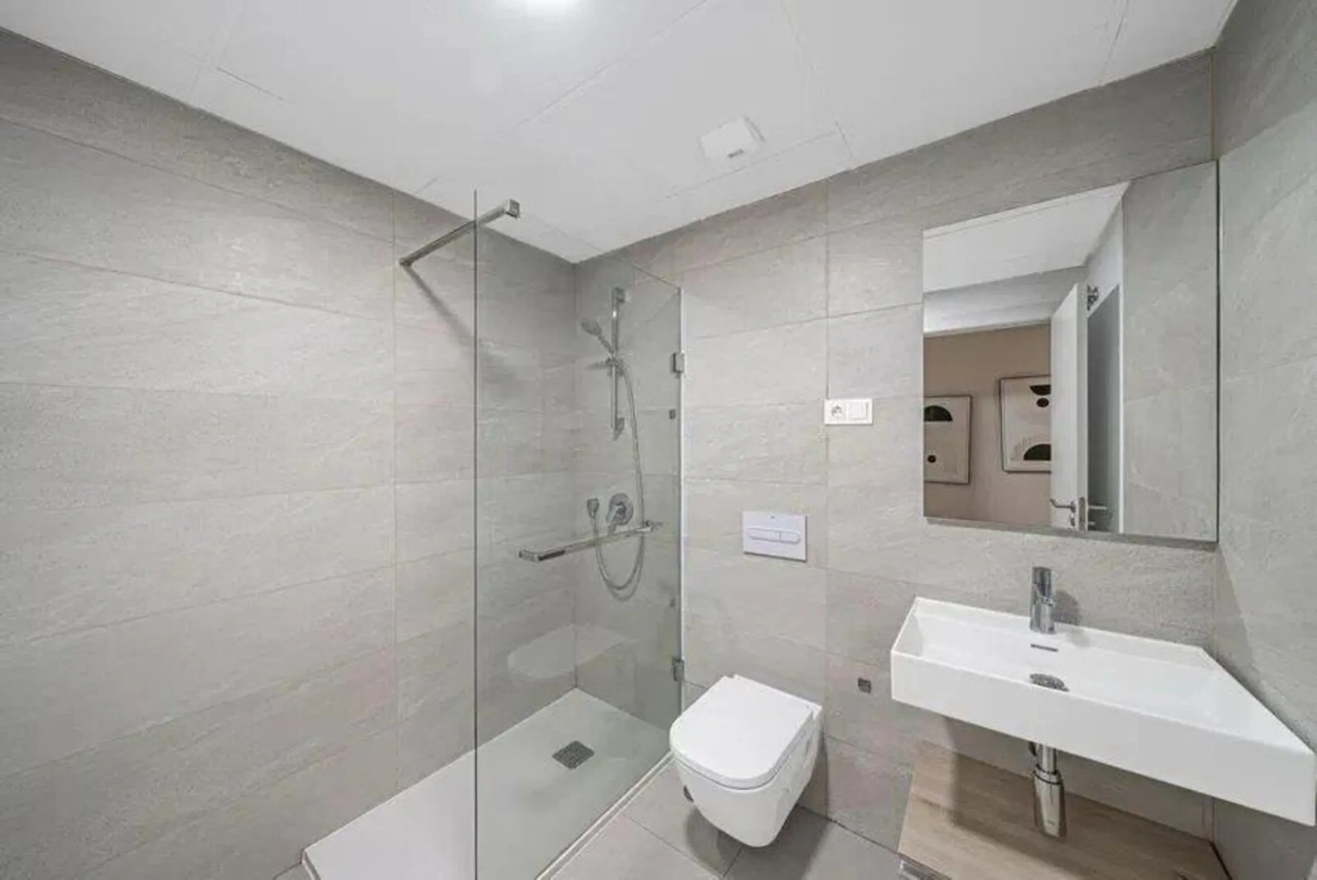 Spacious 3-Bedroom Apartment in the Prestigious Las Mesas Urbanization, Estepona
