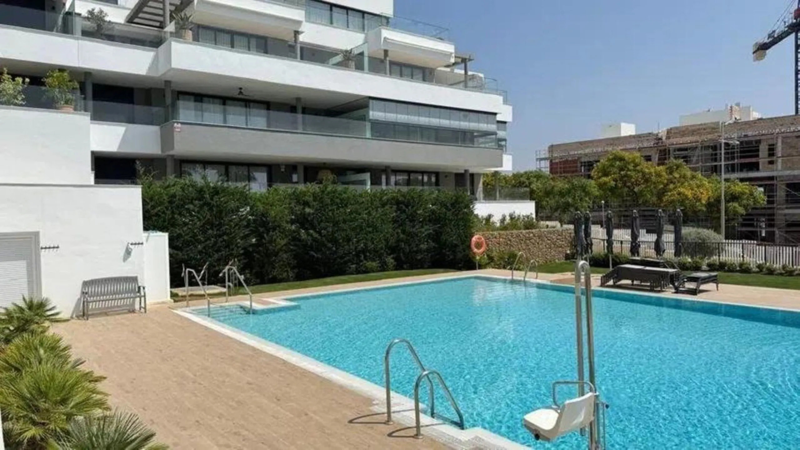 Spacious 3-Bedroom Apartment in the Prestigious Las Mesas Urbanization, Estepona