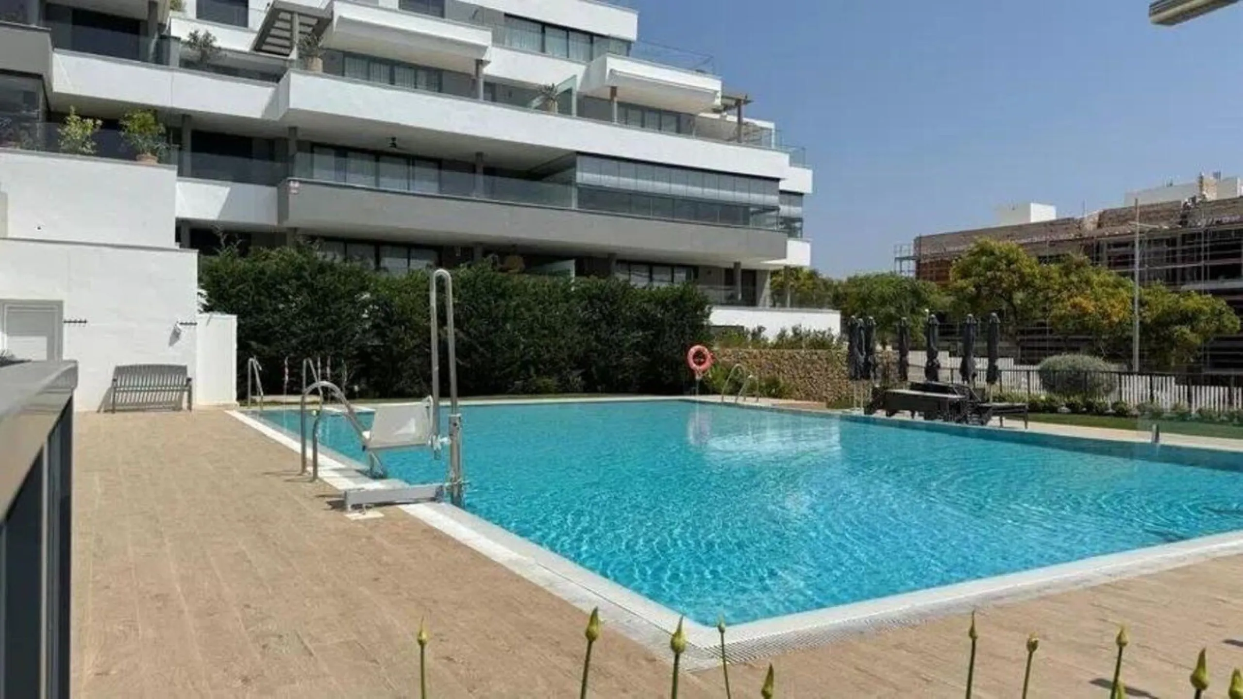 Spacious 3-Bedroom Apartment in the Prestigious Las Mesas Urbanization, Estepona