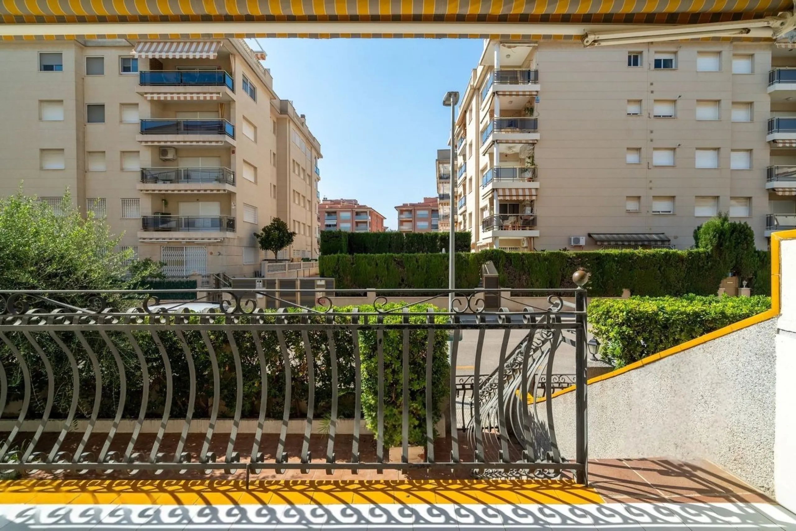 Ground-floor beachfront apartment with pool and parking in Calafell