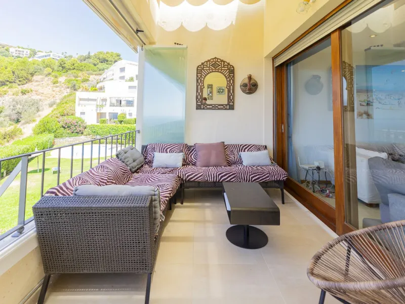 Live in paradise with sea and mountain views!
