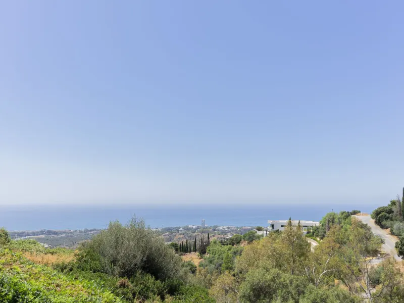 Live in paradise with sea and mountain views!