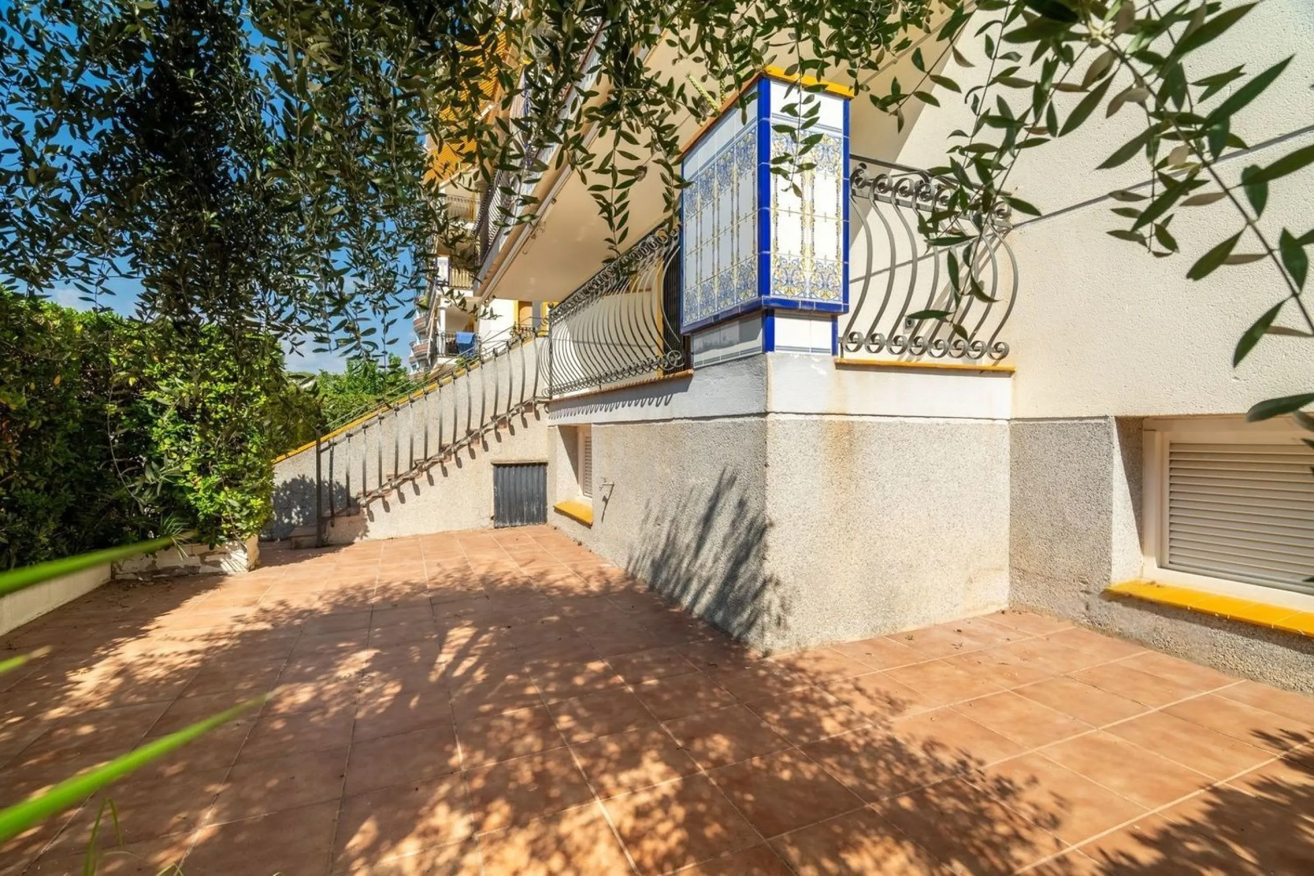 Ground-floor beachfront apartment with pool and parking in Calafell