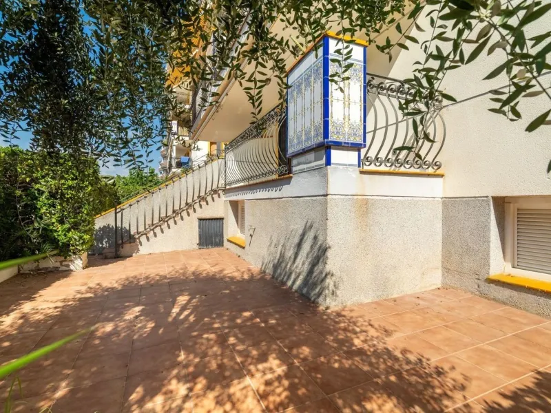 Ground-floor beachfront apartment with pool and parking in Calafell