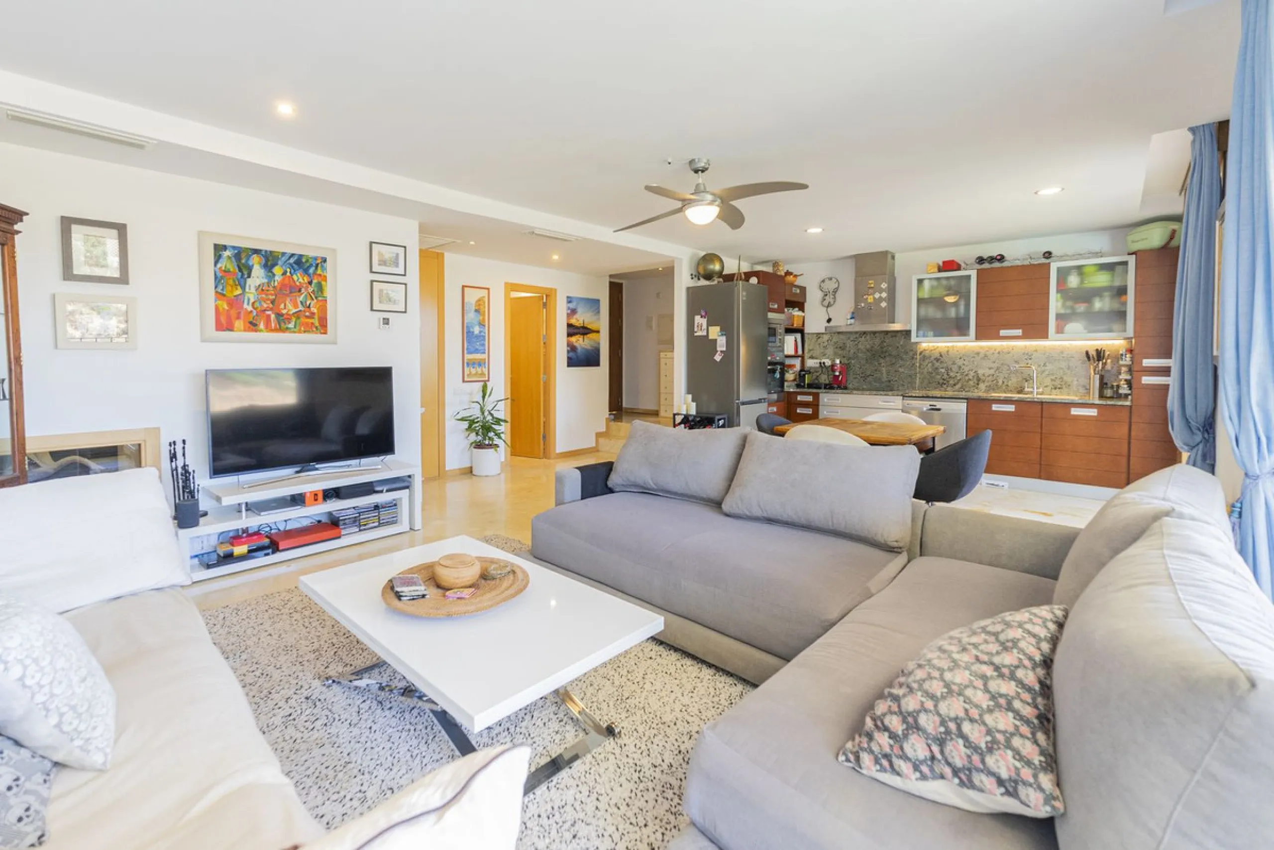 Live in paradise with sea and mountain views!