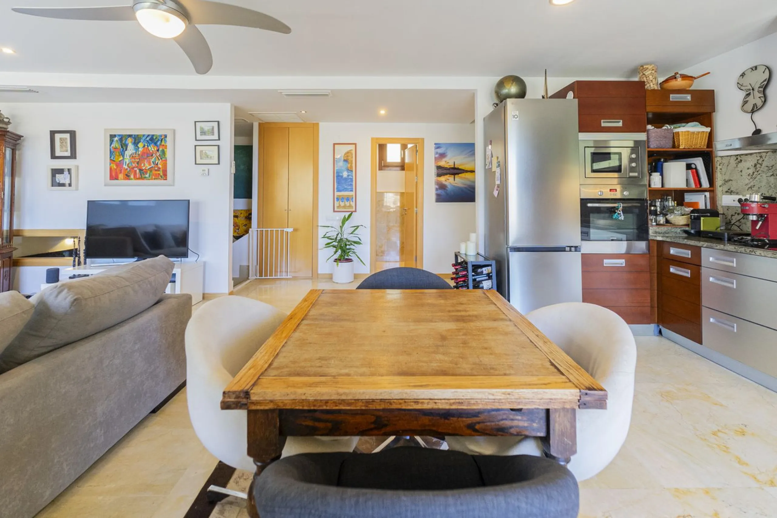 Live in paradise with sea and mountain views!