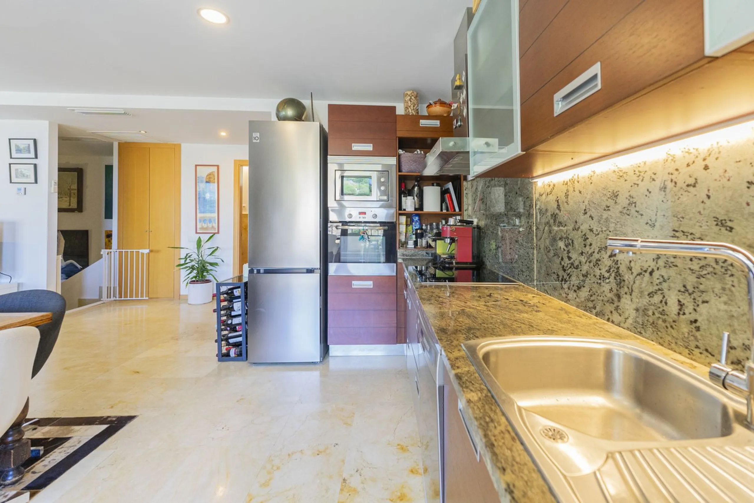 Live in paradise with sea and mountain views!