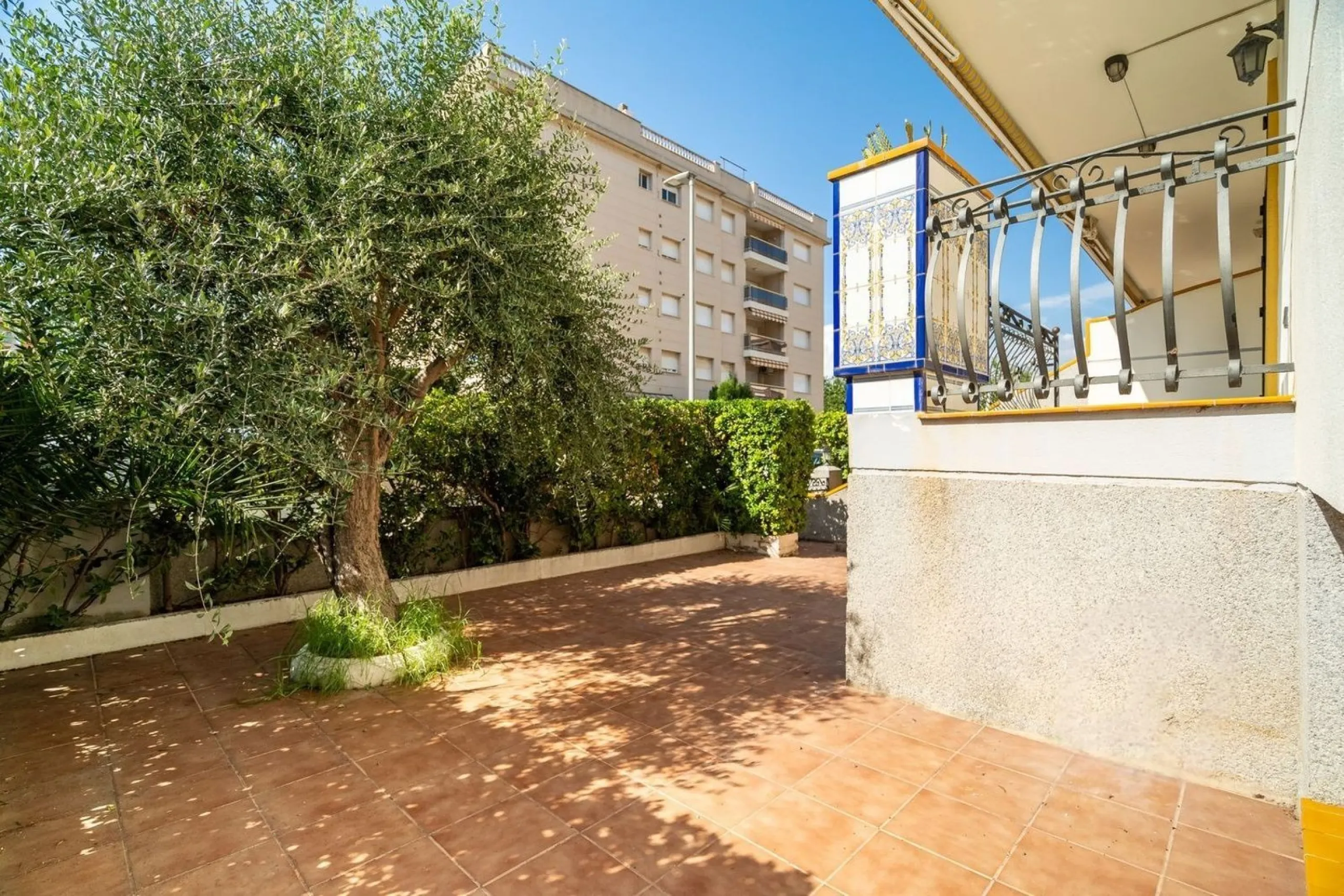 Ground-floor beachfront apartment with pool and parking in Calafell