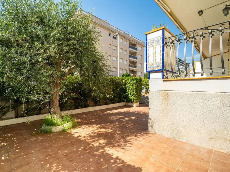 Ground-floor beachfront apartment with pool and parking in Calafell