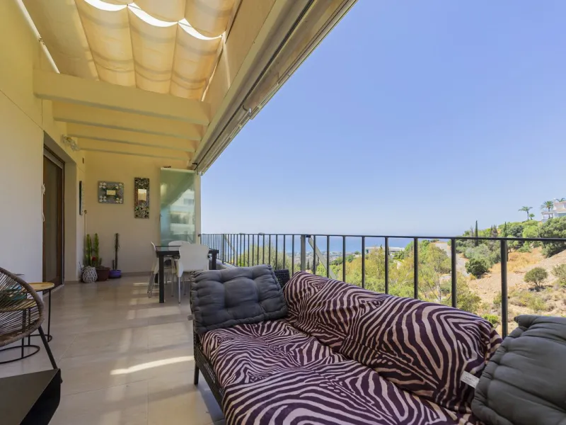 Live in paradise with sea and mountain views!