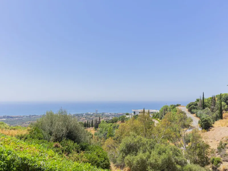 Live in paradise with sea and mountain views!