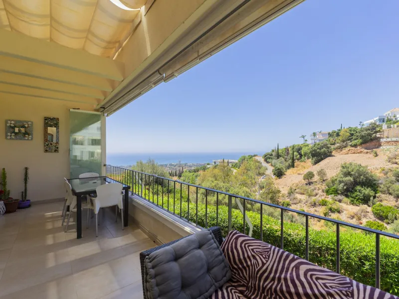 Live in paradise with sea and mountain views!