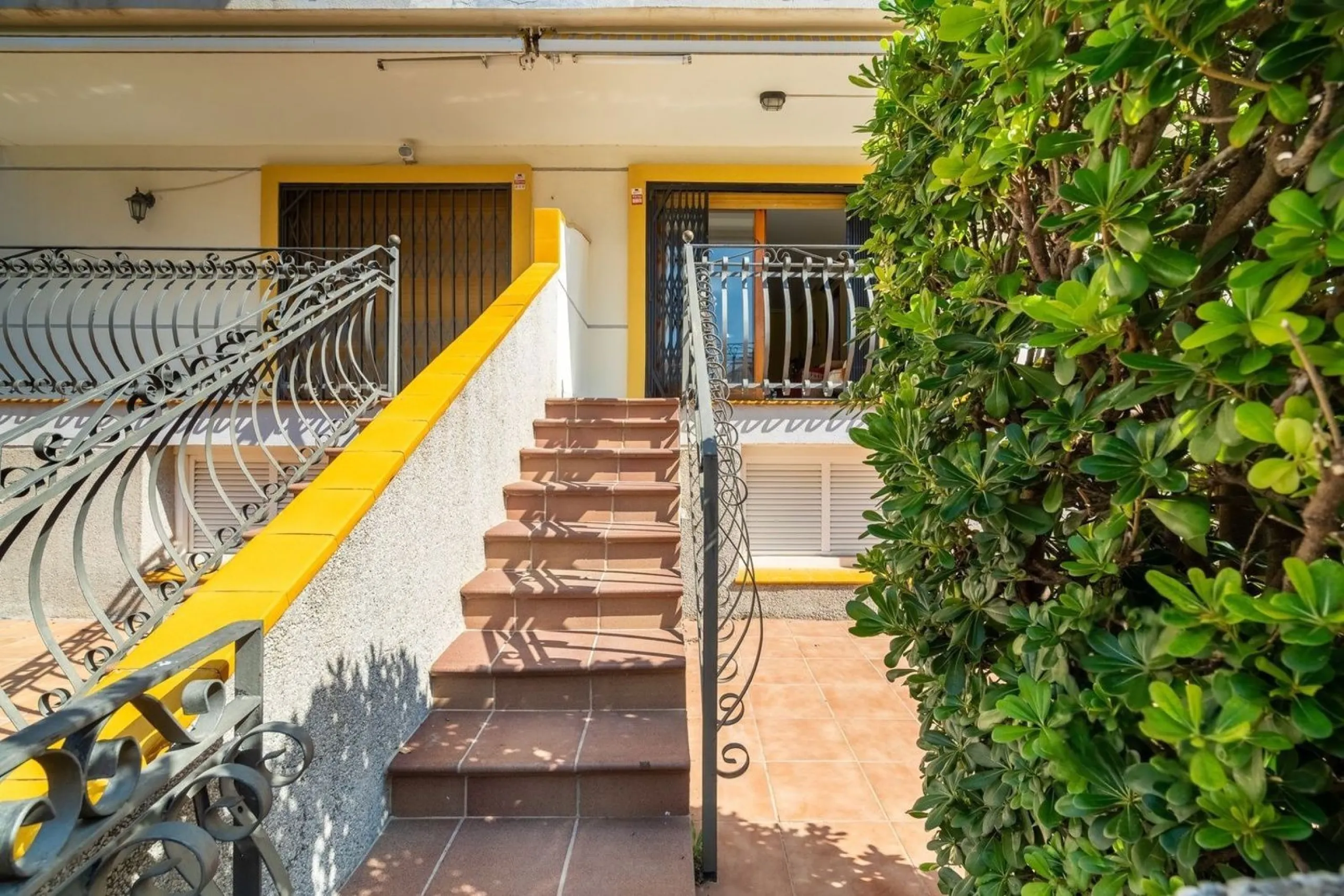 Ground-floor beachfront apartment with pool and parking in Calafell