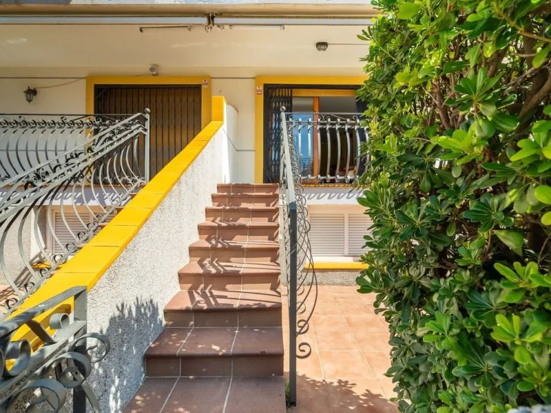 Ground-floor beachfront apartment with pool and parking in Calafell