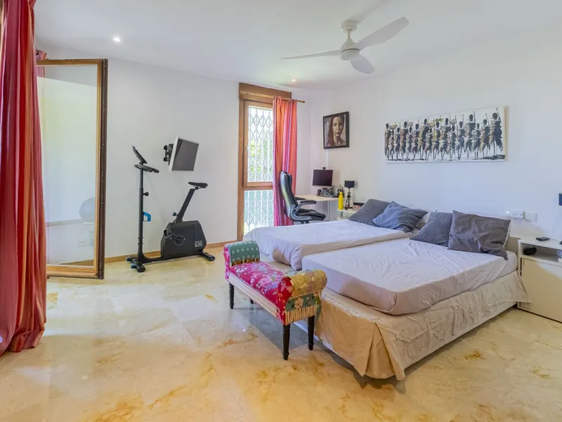 Live in paradise with sea and mountain views!