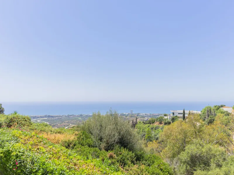 Live in paradise with sea and mountain views!