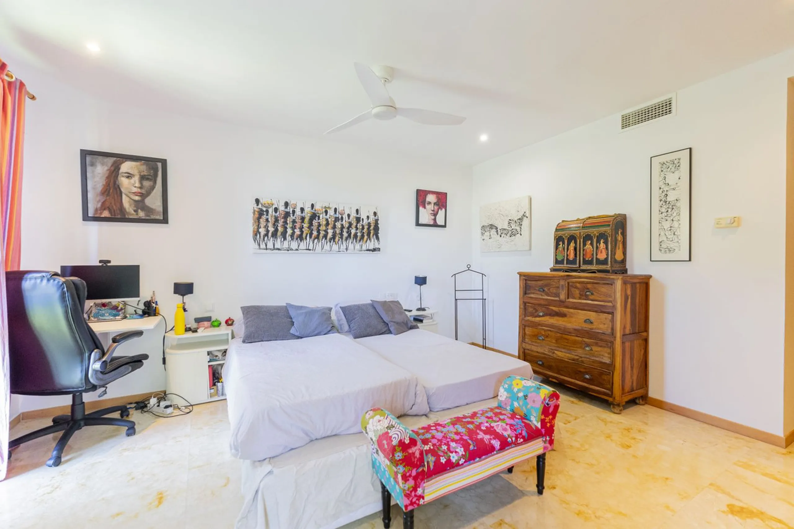 Live in paradise with sea and mountain views!