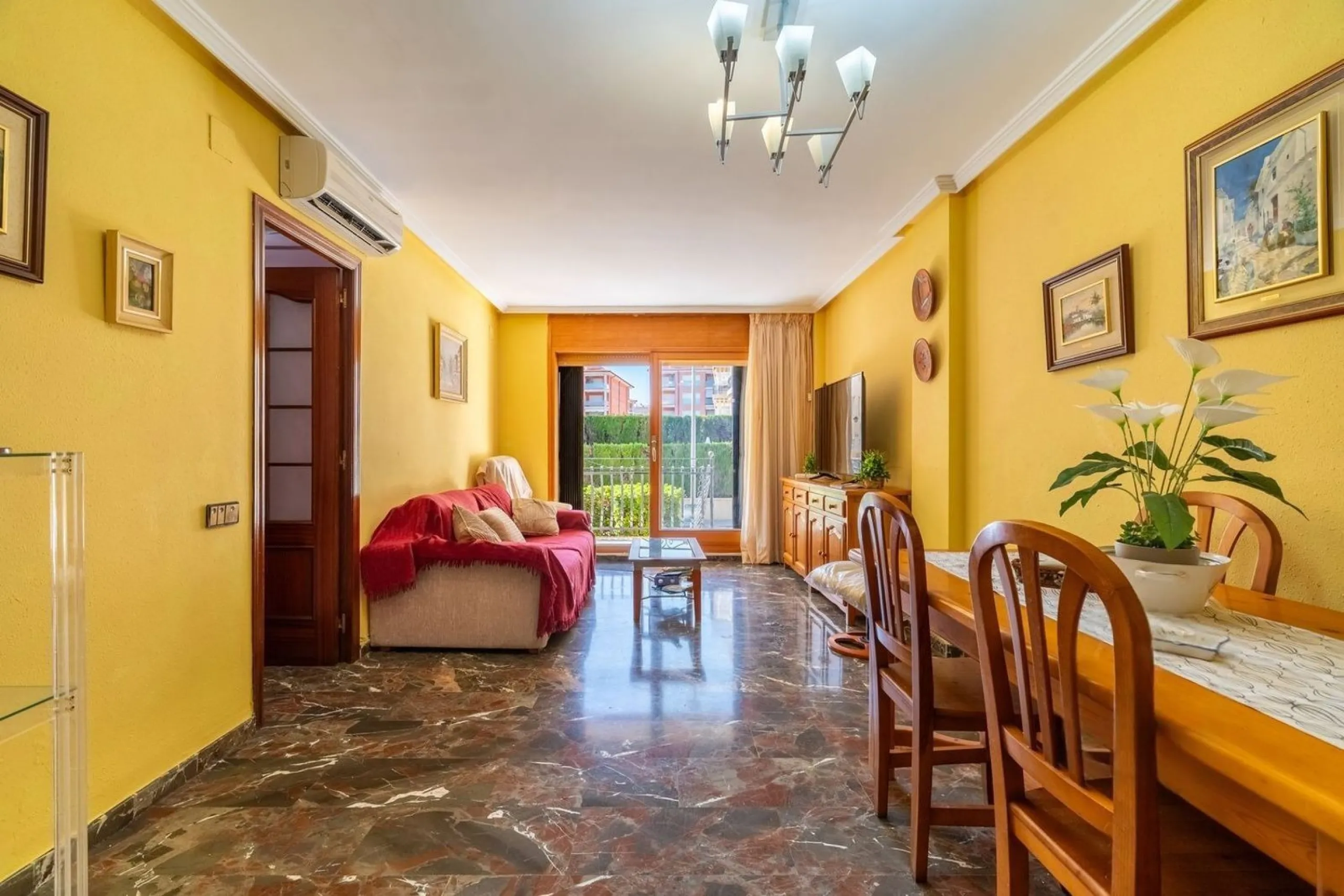 Ground-floor beachfront apartment with pool and parking in Calafell