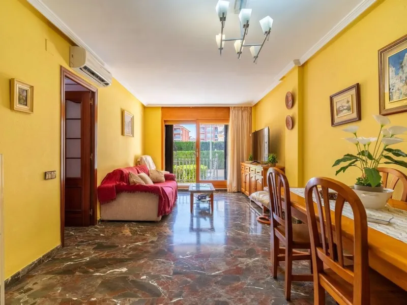 Ground-floor beachfront apartment with pool and parking in Calafell