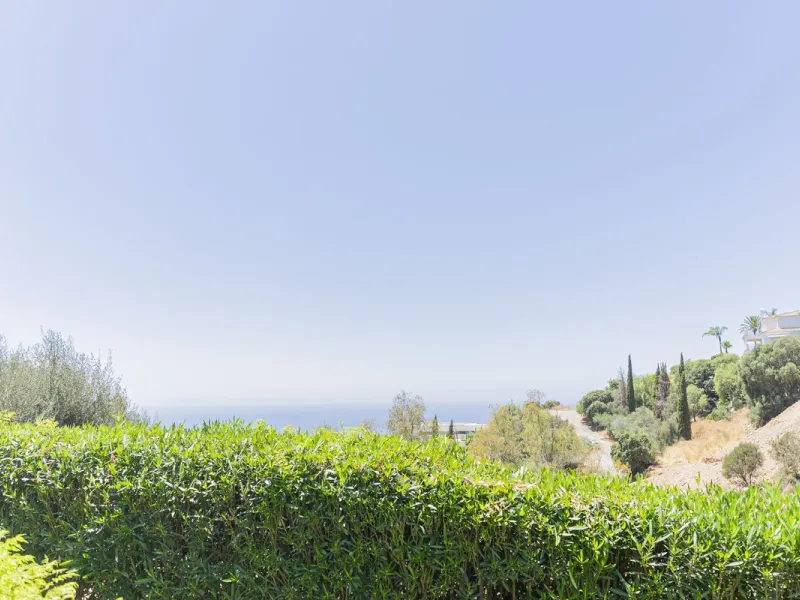 Live in paradise with sea and mountain views!