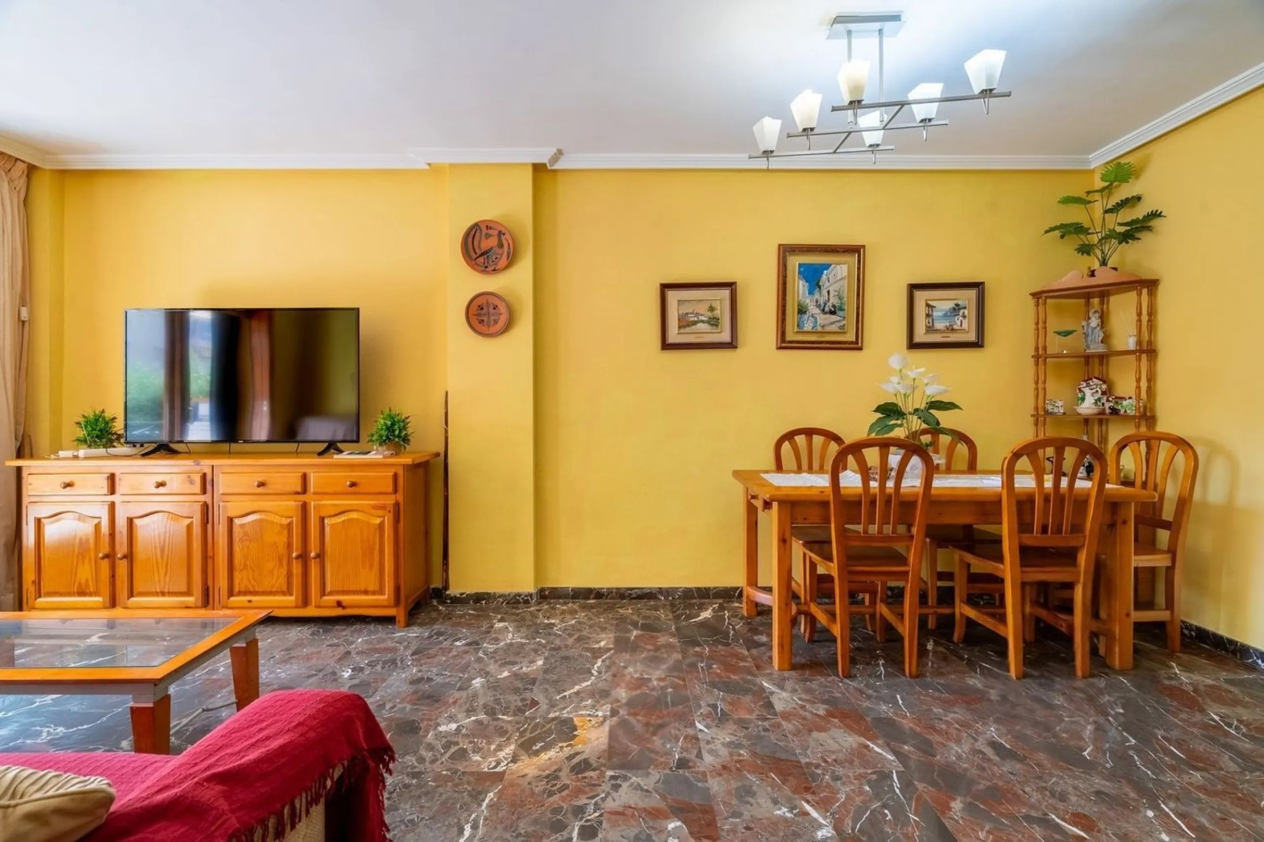 Ground-floor beachfront apartment with pool and parking in Calafell