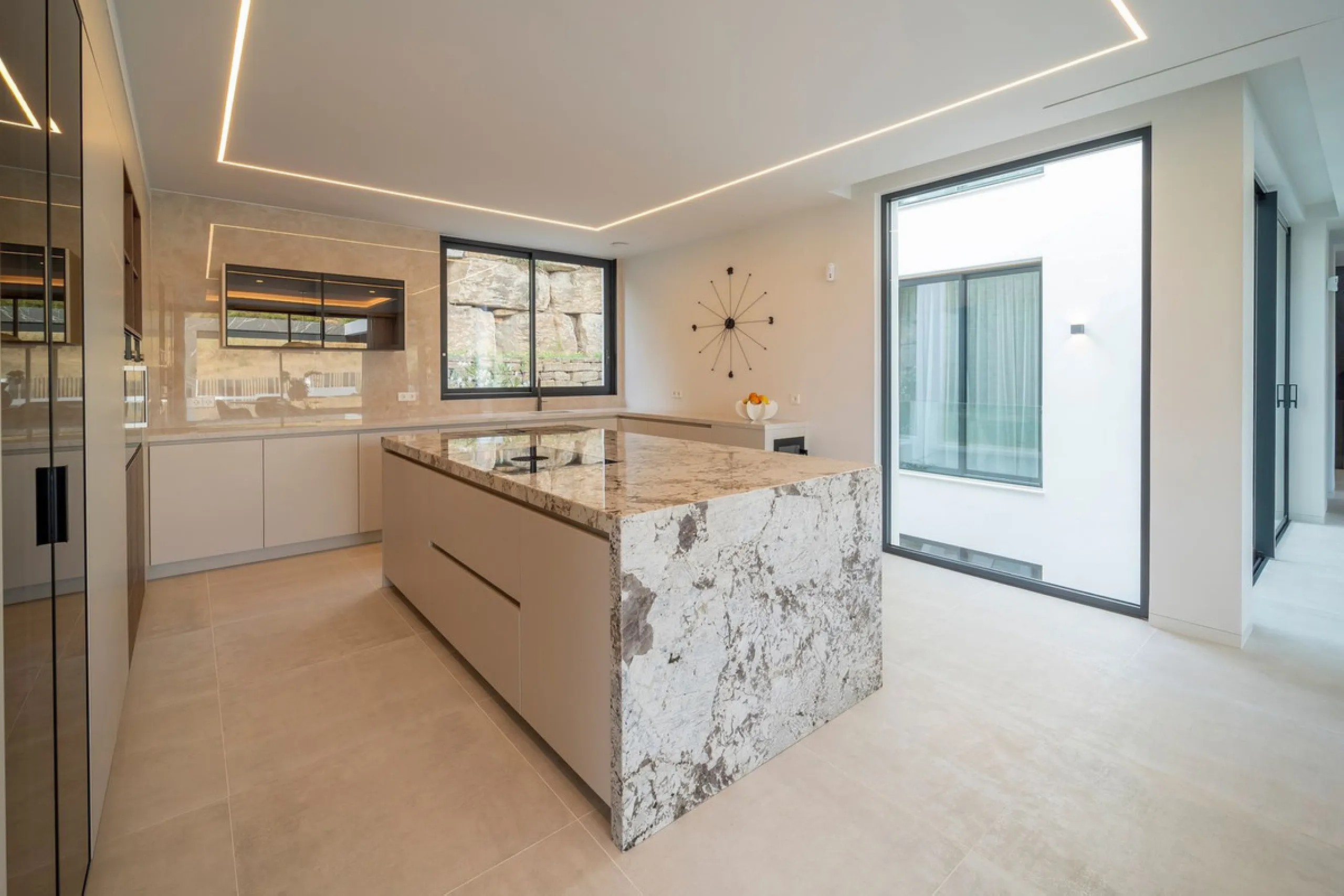 Exclusive Luxury Villa in El Paraíso Alto – Modern, Spacious, and Just Minutes from Puerto Banús & Estepona