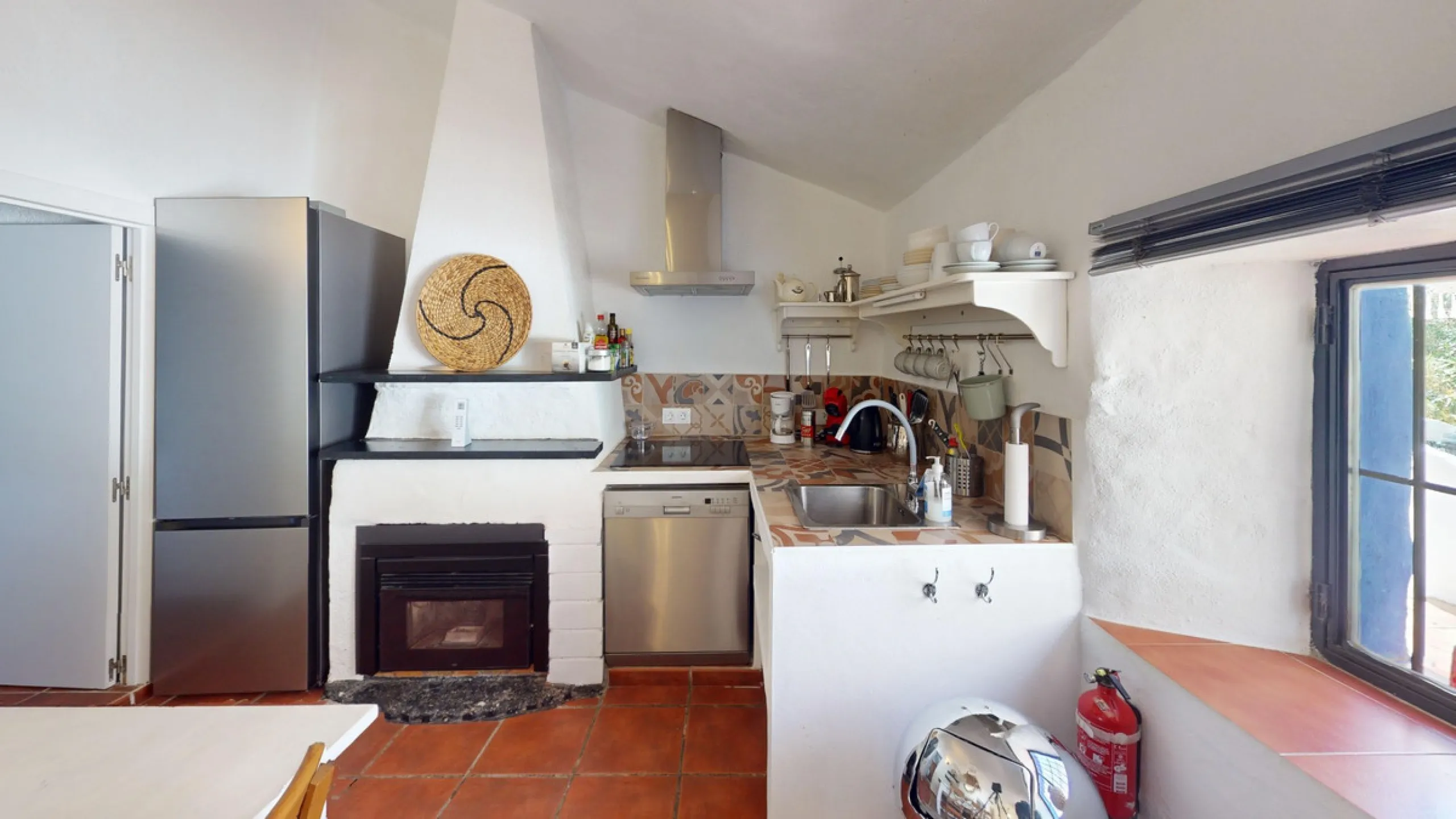 Nestled in the hills of Arenas, Málaga, this enchanting cortijo is more than just a home it's a Mediterranean haven full of character, peace, and possibility. Divided into three separate apartments, its perfectly suited for use as a charming B&B or a spac