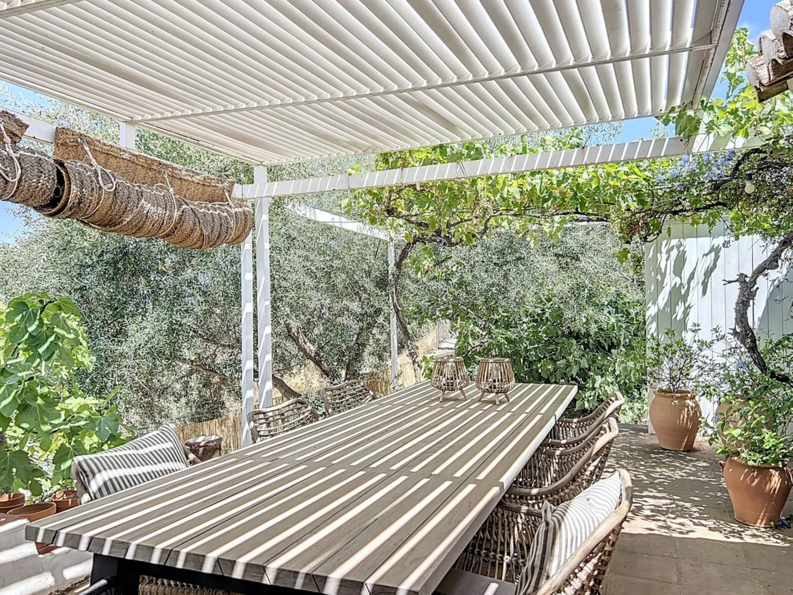 Nestled in the hills of Arenas, Málaga, this enchanting cortijo is more than just a home it's a Mediterranean haven full of character, peace, and possibility. Divided into three separate apartments, its perfectly suited for use as a charming B&B or a spac