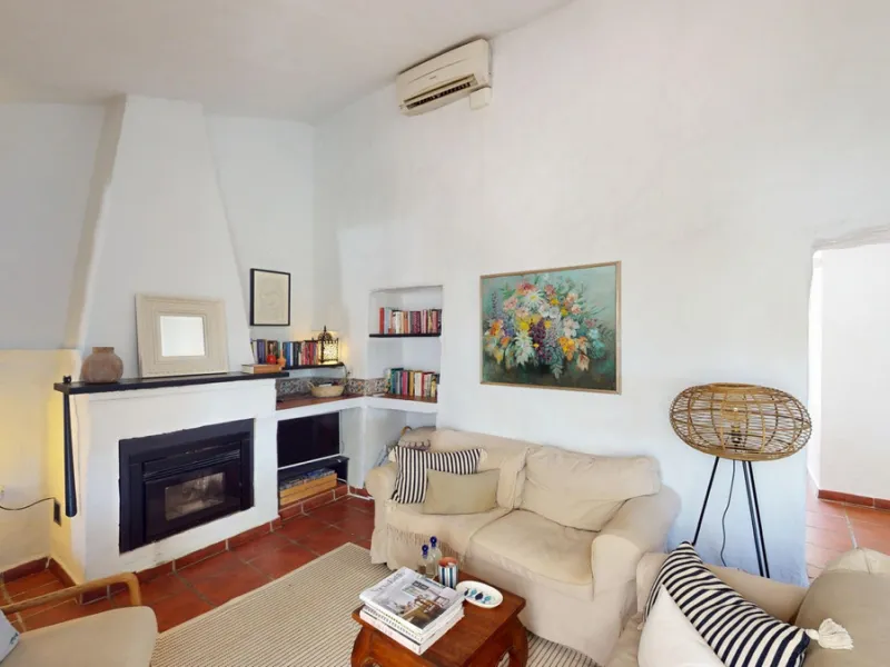 Nestled in the hills of Arenas, Málaga, this enchanting cortijo is more than just a home it's a Mediterranean haven full of character, peace, and possibility. Divided into three separate apartments, its perfectly suited for use as a charming B&B or a spac