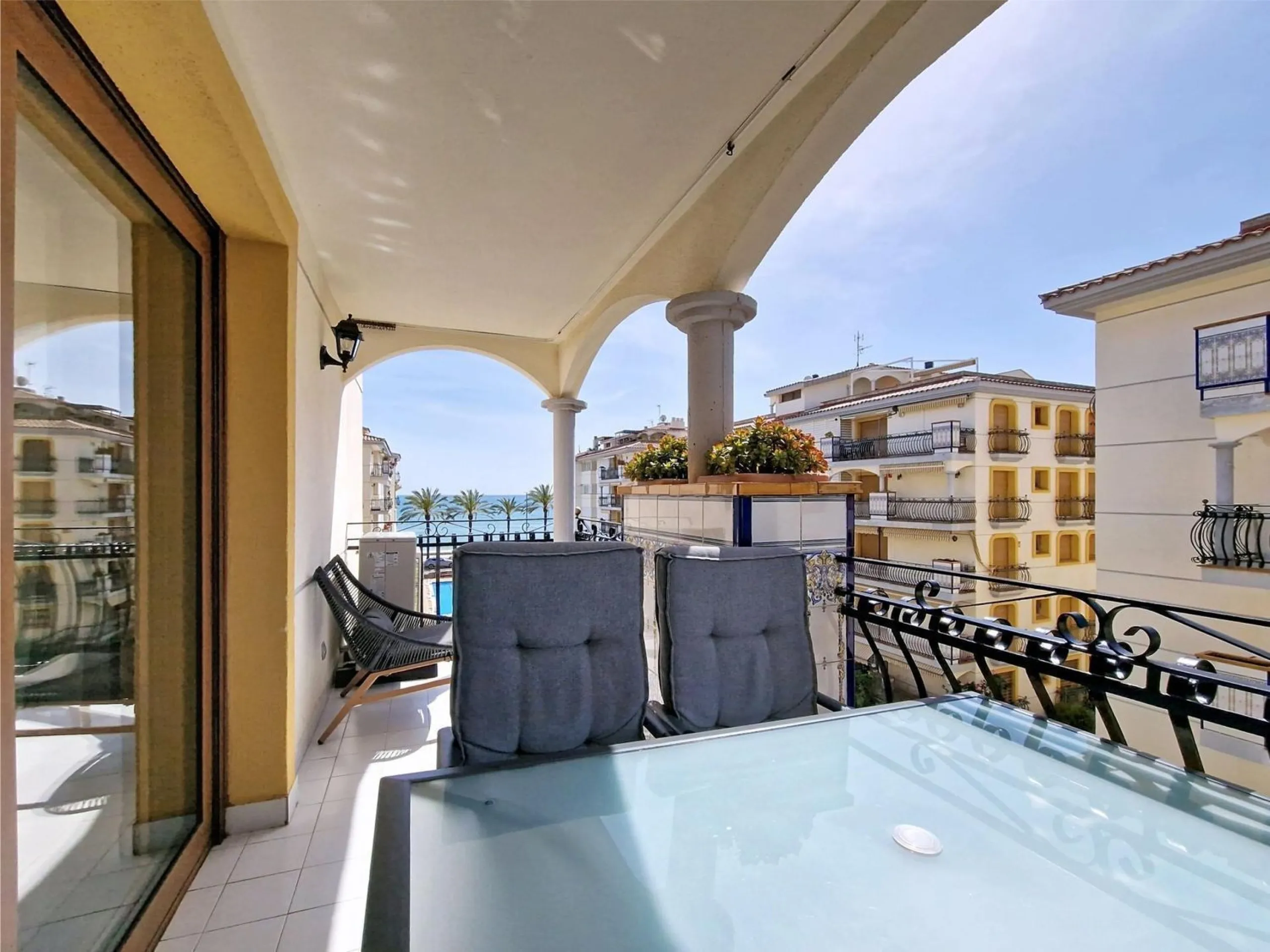 Exclusive renovated penthouse with sea views and direct beach access in Calafell