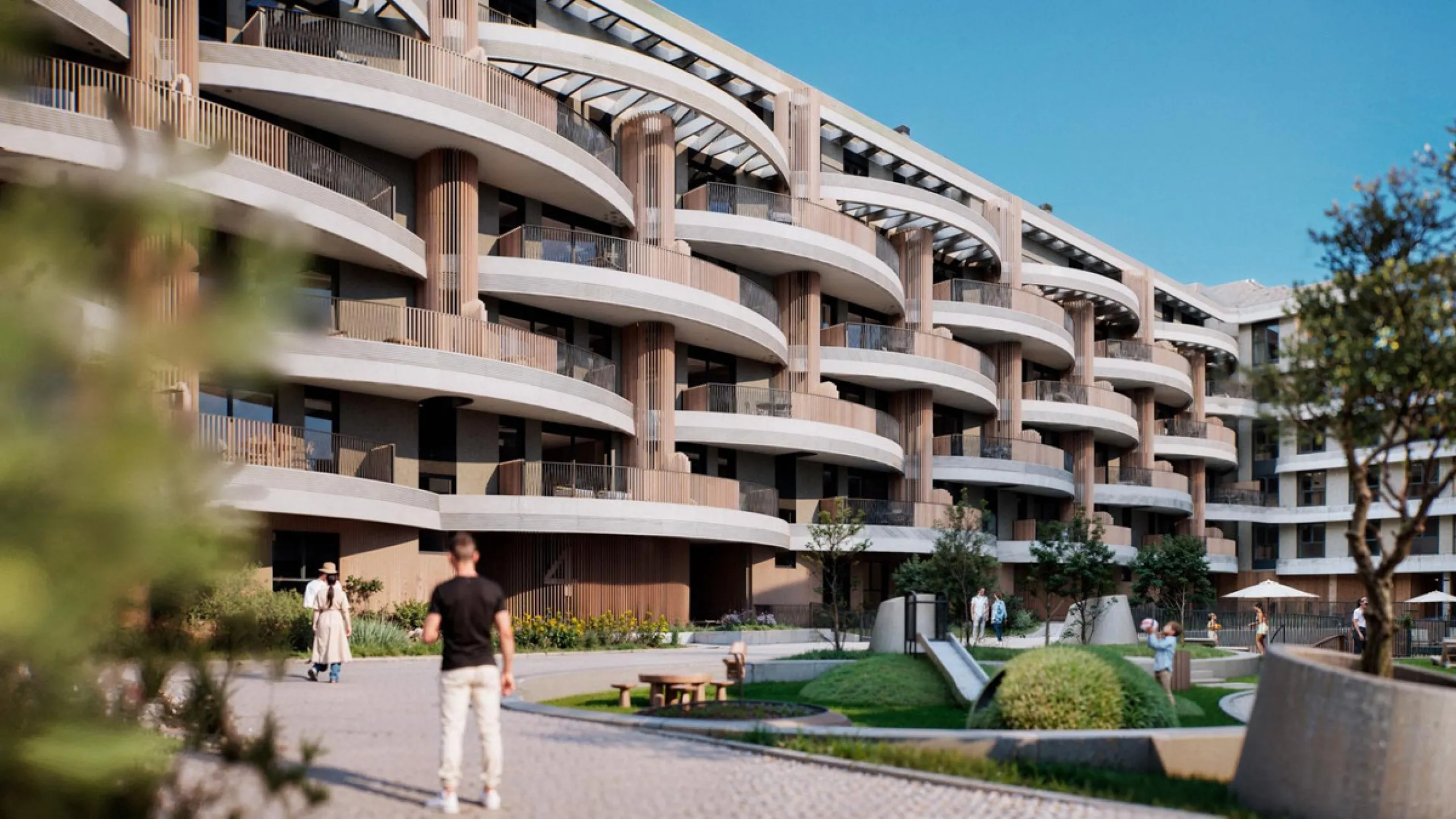 We present an innovative residential project that redefines the concept of living in Malaga. The development features a variety of homes, from one-bedroom apartments to four-bedroom penthouses, all designed with spacious terraces and high-quality amenitie