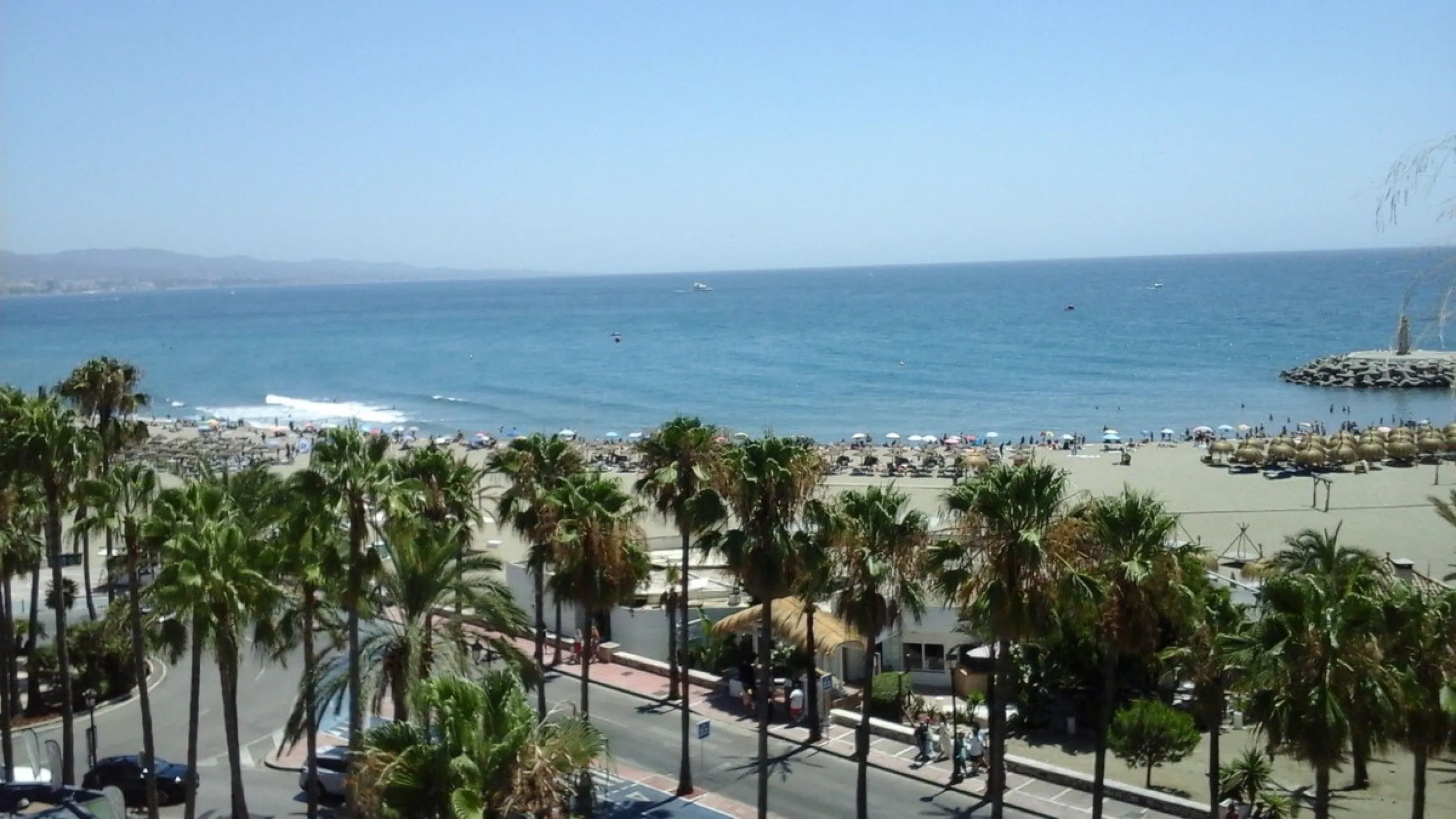 Fantastic 3 bedrooms, corner apartment on a 5th floor for sale in Marina Banus. Open sea views. lots of light as it is South facing. Immaculate!!! Parking and storeroom included in the price.