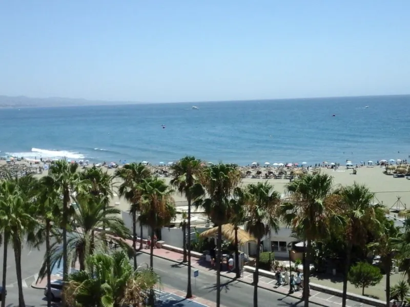 Fantastic 3 bedrooms, corner apartment on a 5th floor for sale in Marina Banus. Open sea views. lots of light as it is South facing. Immaculate!!! Parking and storeroom included in the price.