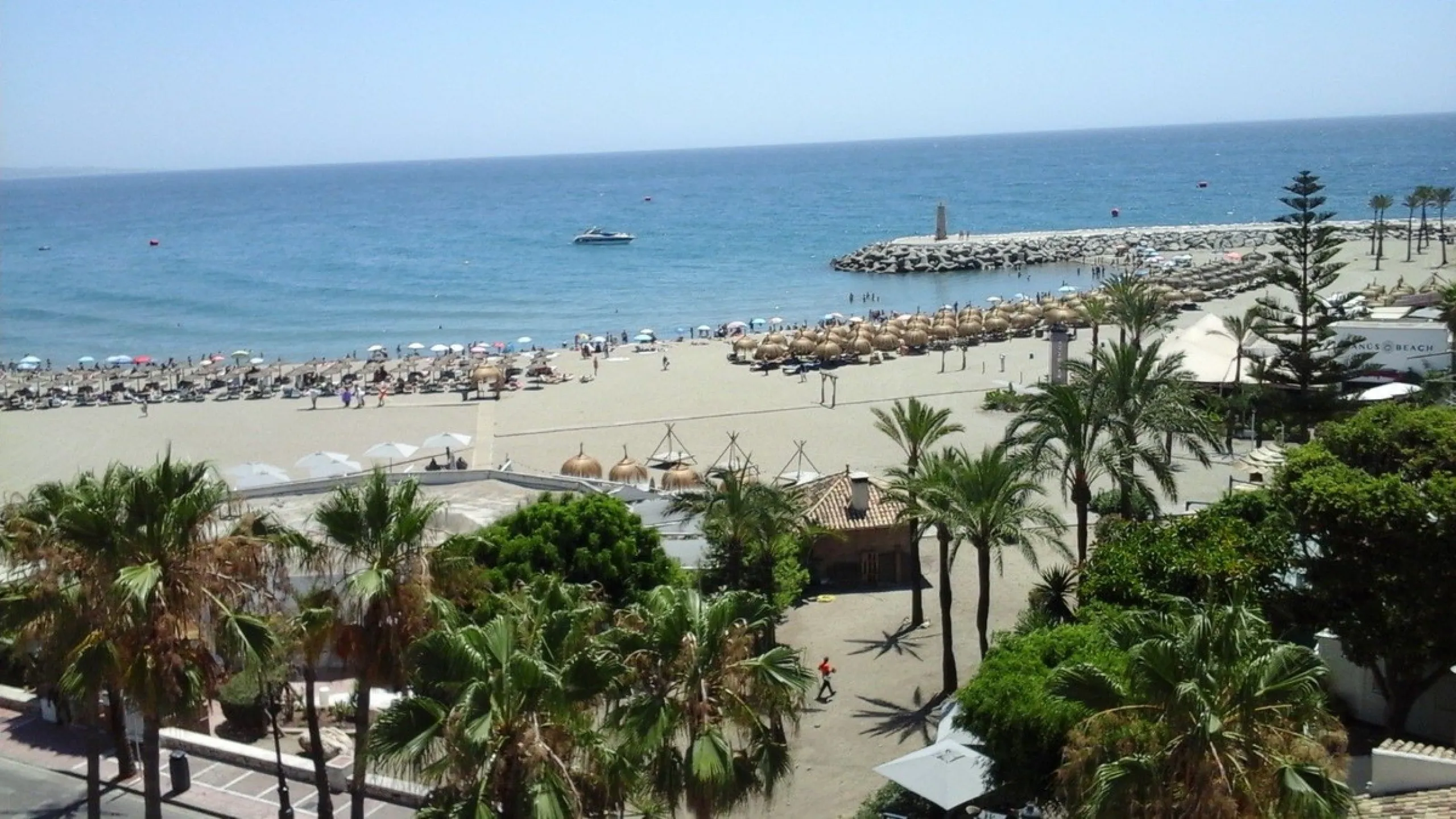 Fantastic 3 bedrooms, corner apartment on a 5th floor for sale in Marina Banus. Open sea views. lots of light as it is South facing. Immaculate!!! Parking and storeroom included in the price.