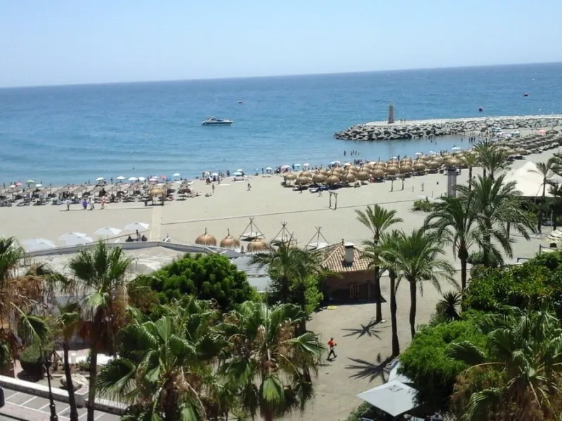 Fantastic 3 bedrooms, corner apartment on a 5th floor for sale in Marina Banus. Open sea views. lots of light as it is South facing. Immaculate!!! Parking and storeroom included in the price.