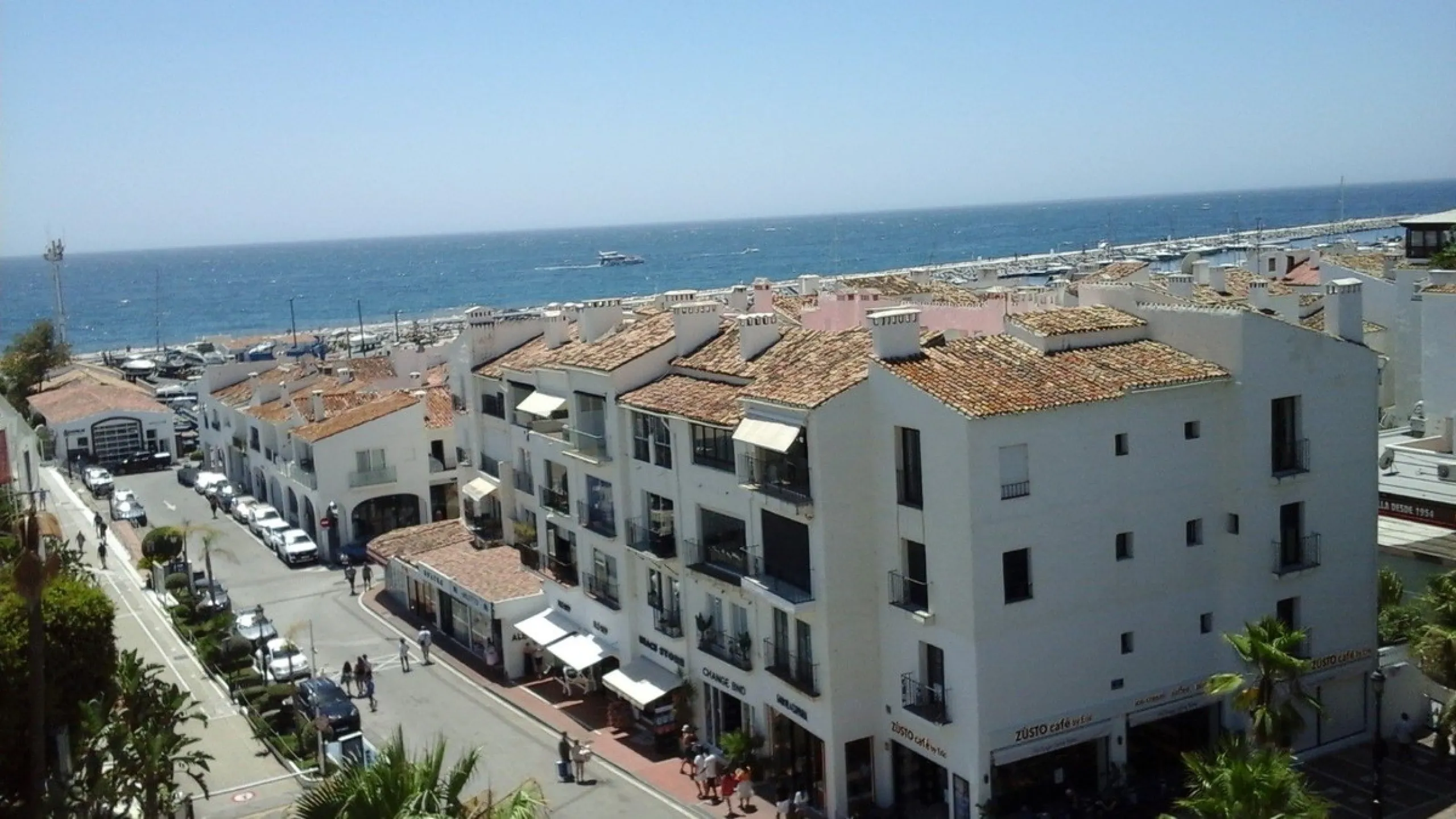 Fantastic 3 bedrooms, corner apartment on a 5th floor for sale in Marina Banus. Open sea views. lots of light as it is South facing. Immaculate!!! Parking and storeroom included in the price.