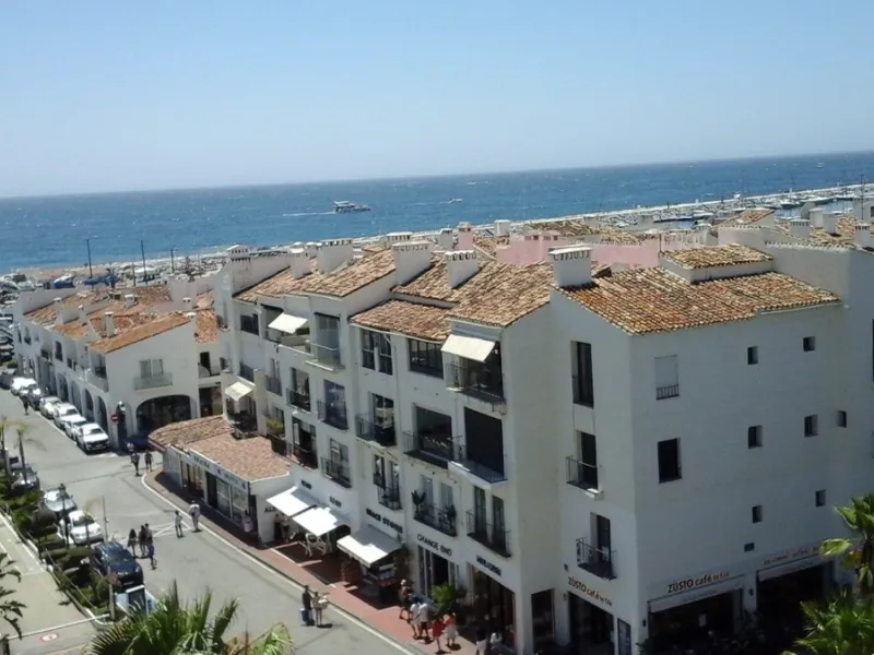 Fantastic 3 bedrooms, corner apartment on a 5th floor for sale in Marina Banus. Open sea views. lots of light as it is South facing. Immaculate!!! Parking and storeroom included in the price.