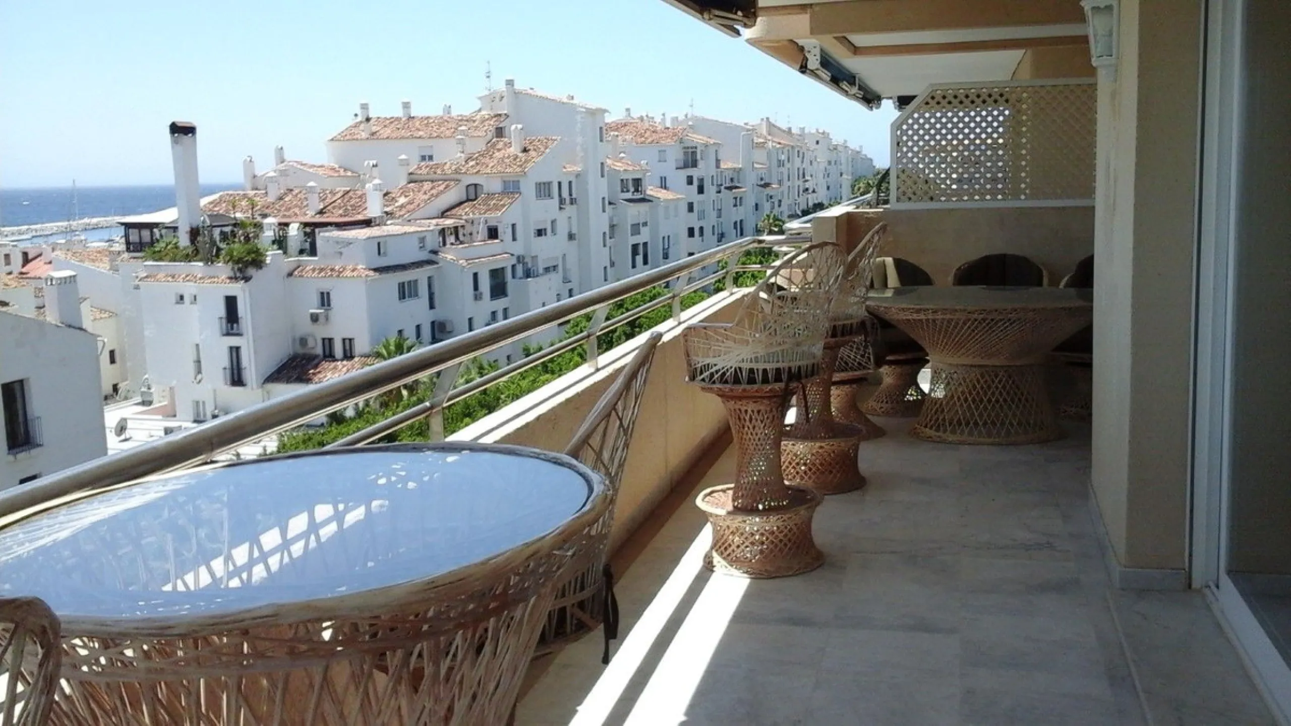 Fantastic 3 bedrooms, corner apartment on a 5th floor for sale in Marina Banus. Open sea views. lots of light as it is South facing. Immaculate!!! Parking and storeroom included in the price.