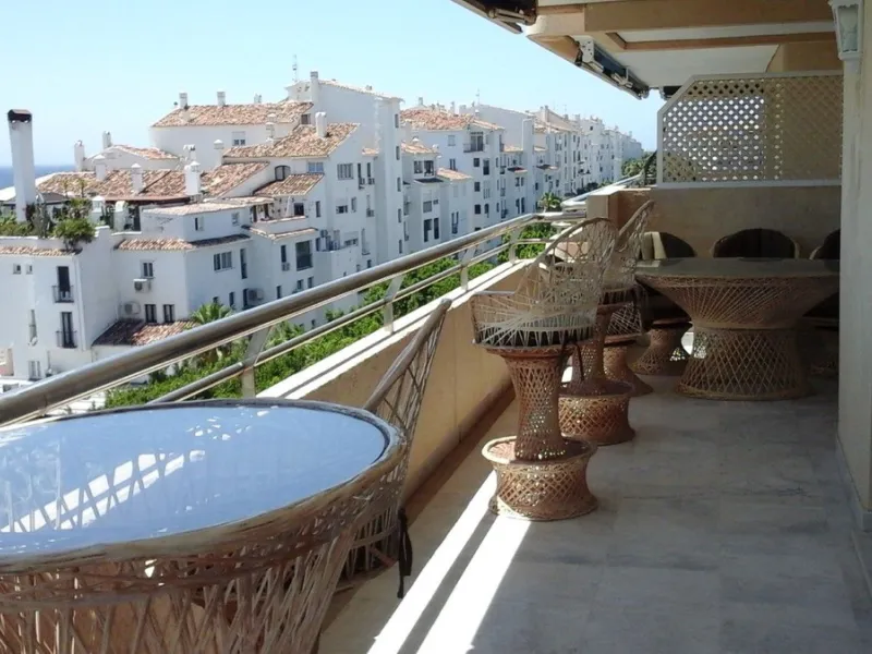 Fantastic 3 bedrooms, corner apartment on a 5th floor for sale in Marina Banus. Open sea views. lots of light as it is South facing. Immaculate!!! Parking and storeroom included in the price.