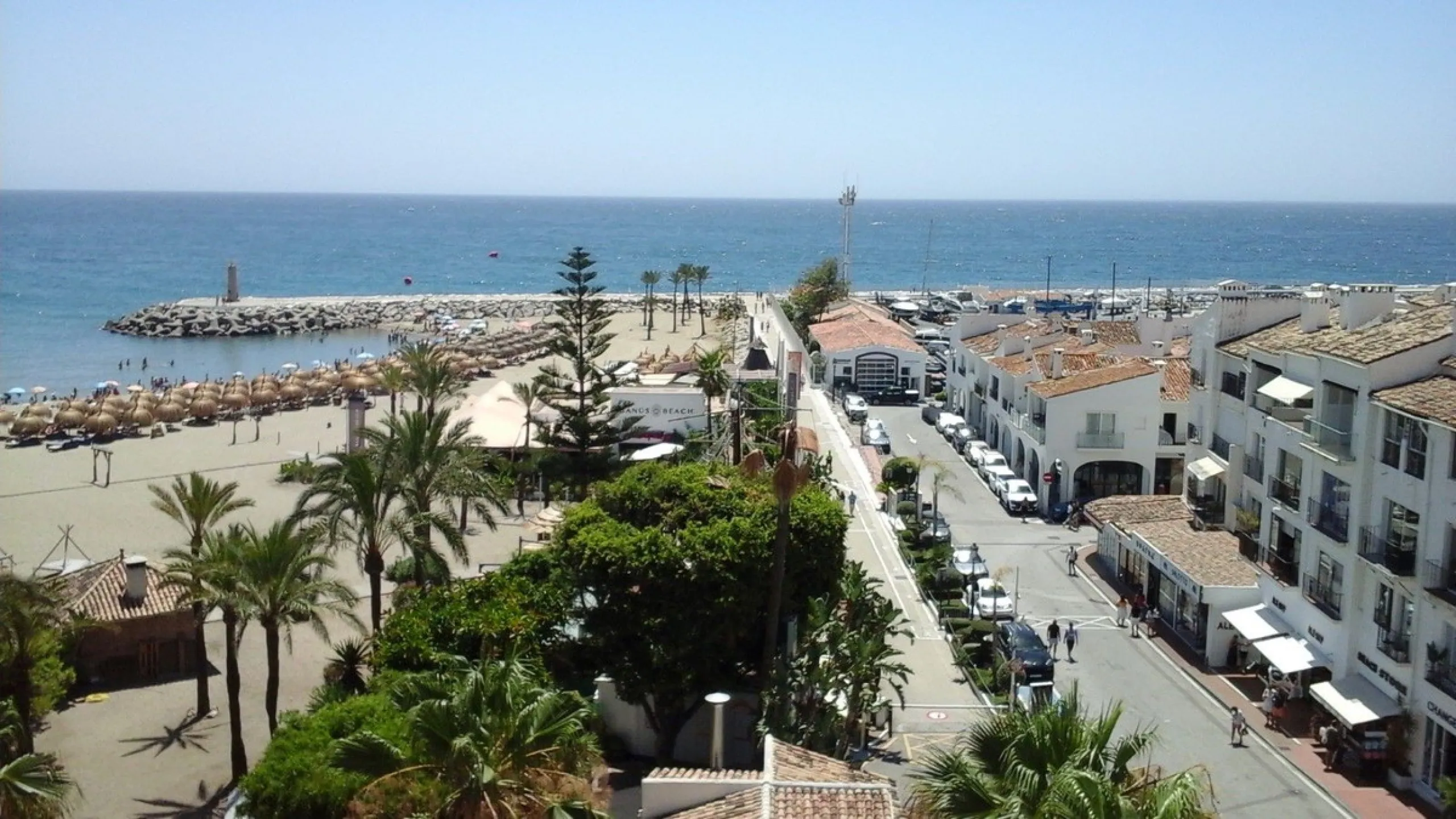 Fantastic 3 bedrooms, corner apartment on a 5th floor for sale in Marina Banus. Open sea views. lots of light as it is South facing. Immaculate!!! Parking and storeroom included in the price.