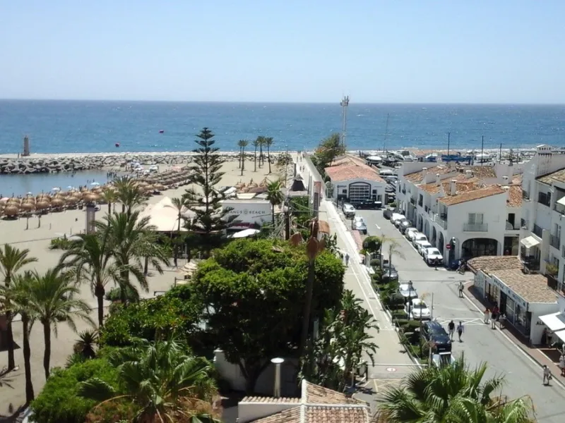 Fantastic 3 bedrooms, corner apartment on a 5th floor for sale in Marina Banus. Open sea views. lots of light as it is South facing. Immaculate!!! Parking and storeroom included in the price.