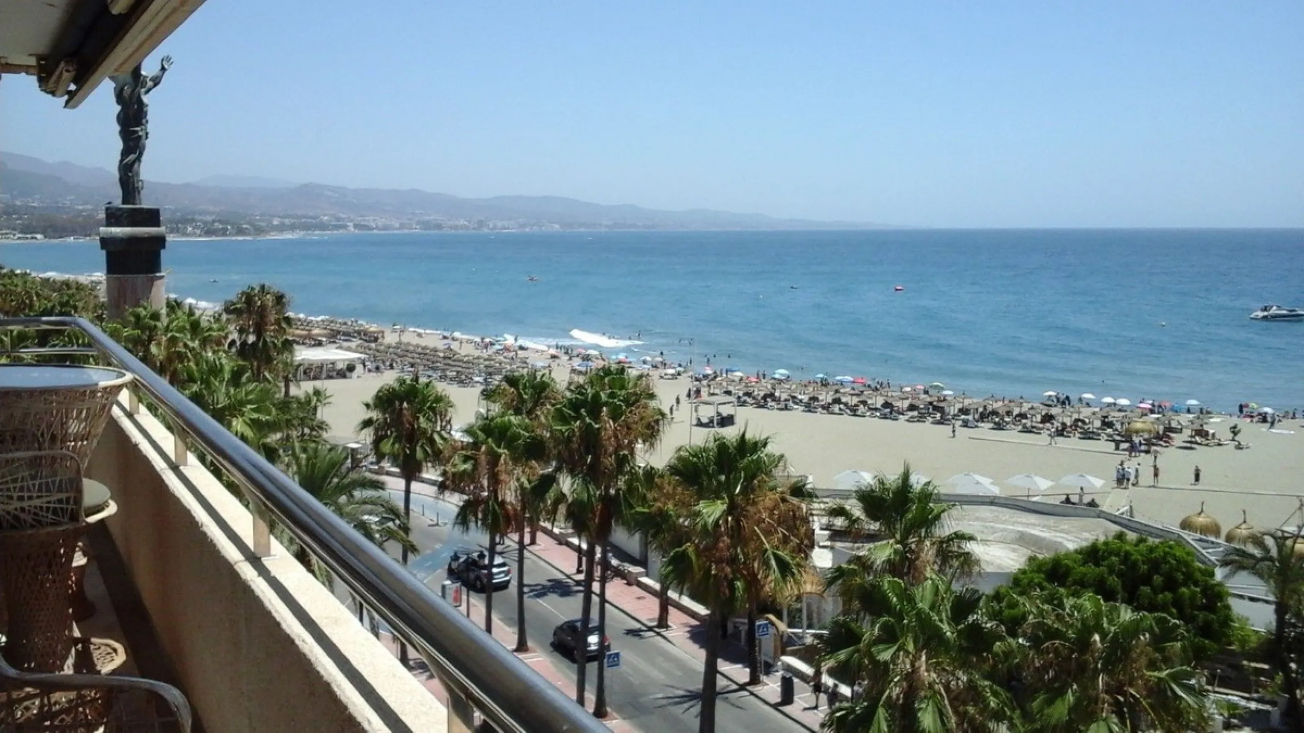 Fantastic 3 bedrooms, corner apartment on a 5th floor for sale in Marina Banus. Open sea views. lots of light as it is South facing. Immaculate!!! Parking and storeroom included in the price.