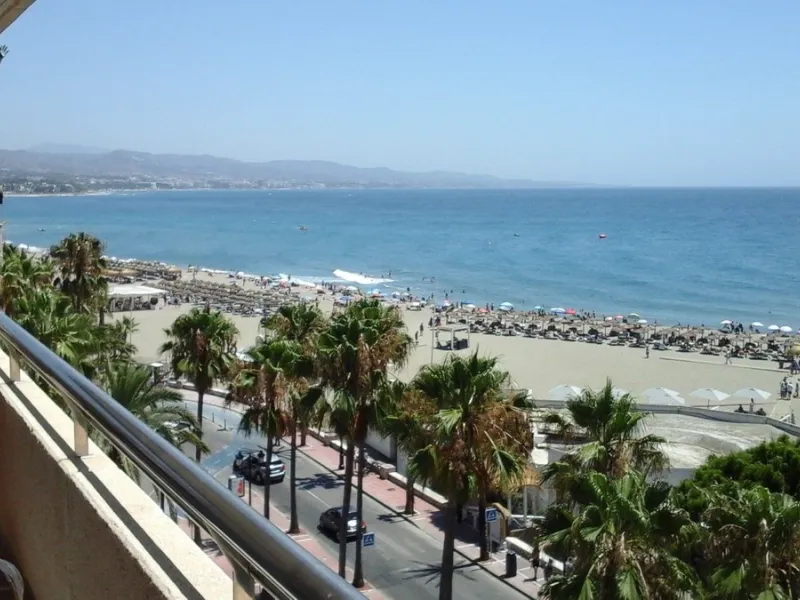 Fantastic 3 bedrooms, corner apartment on a 5th floor for sale in Marina Banus. Open sea views. lots of light as it is South facing. Immaculate!!! Parking and storeroom included in the price.