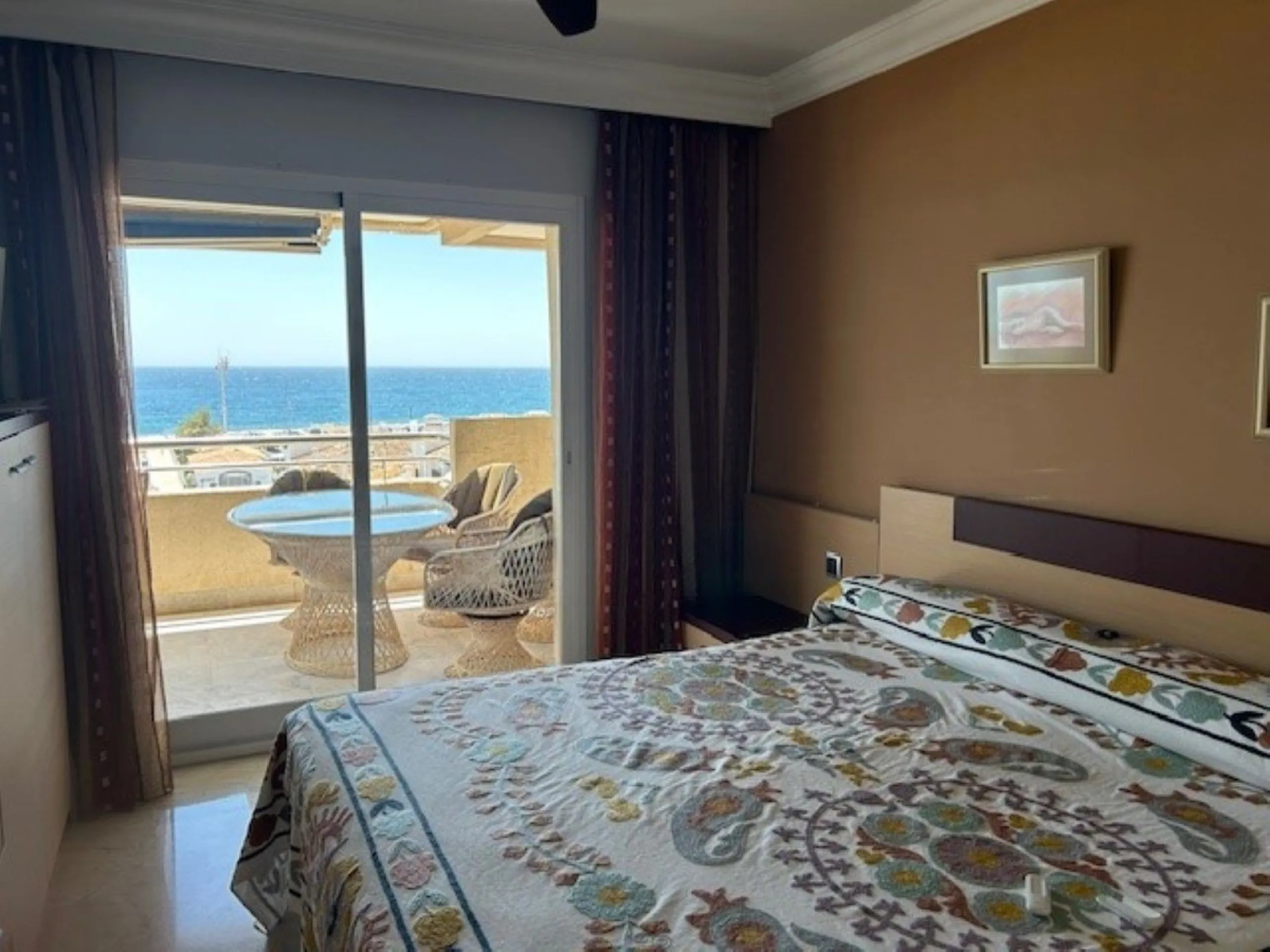Fantastic 3 bedrooms, corner apartment on a 5th floor for sale in Marina Banus. Open sea views. lots of light as it is South facing. Immaculate!!! Parking and storeroom included in the price.