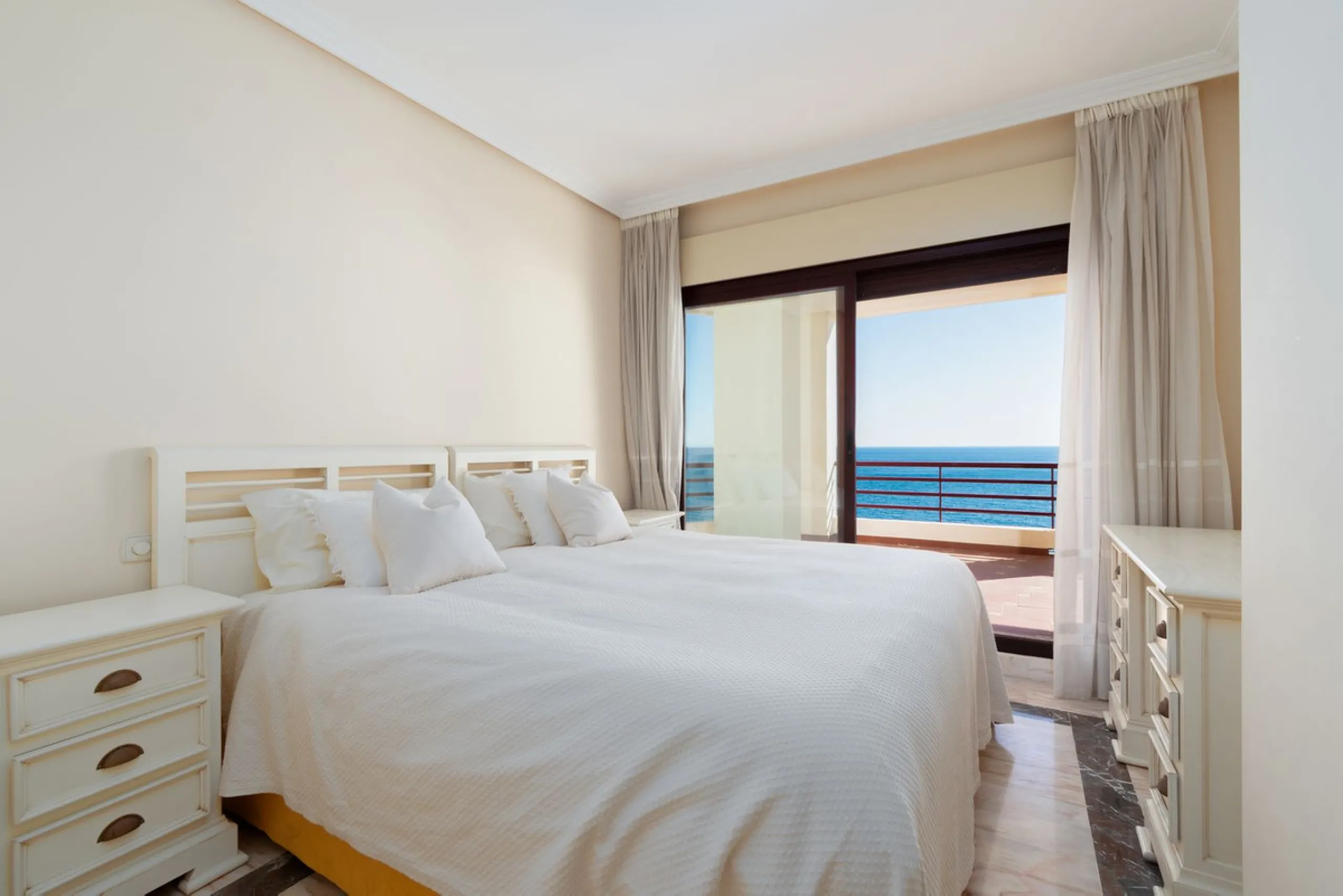 Beeindruckende Strand-Wohnung mit 3 Schlafzimmern in erstklassiger Lage Torrequebrada, mit weitreichendem und ungehindertem Blick auf das Mittelmeer