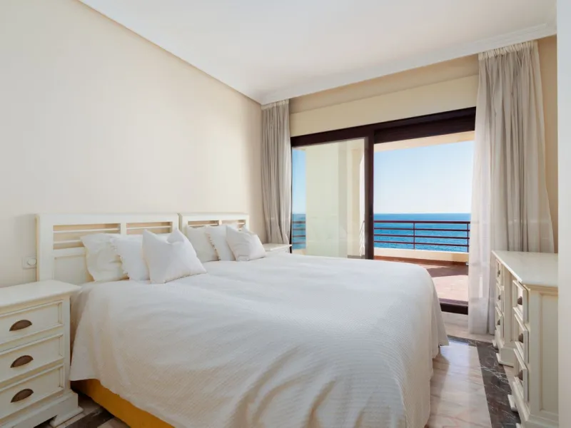 Beeindruckende Strand-Wohnung mit 3 Schlafzimmern in erstklassiger Lage Torrequebrada, mit weitreichendem und ungehindertem Blick auf das Mittelmeer
