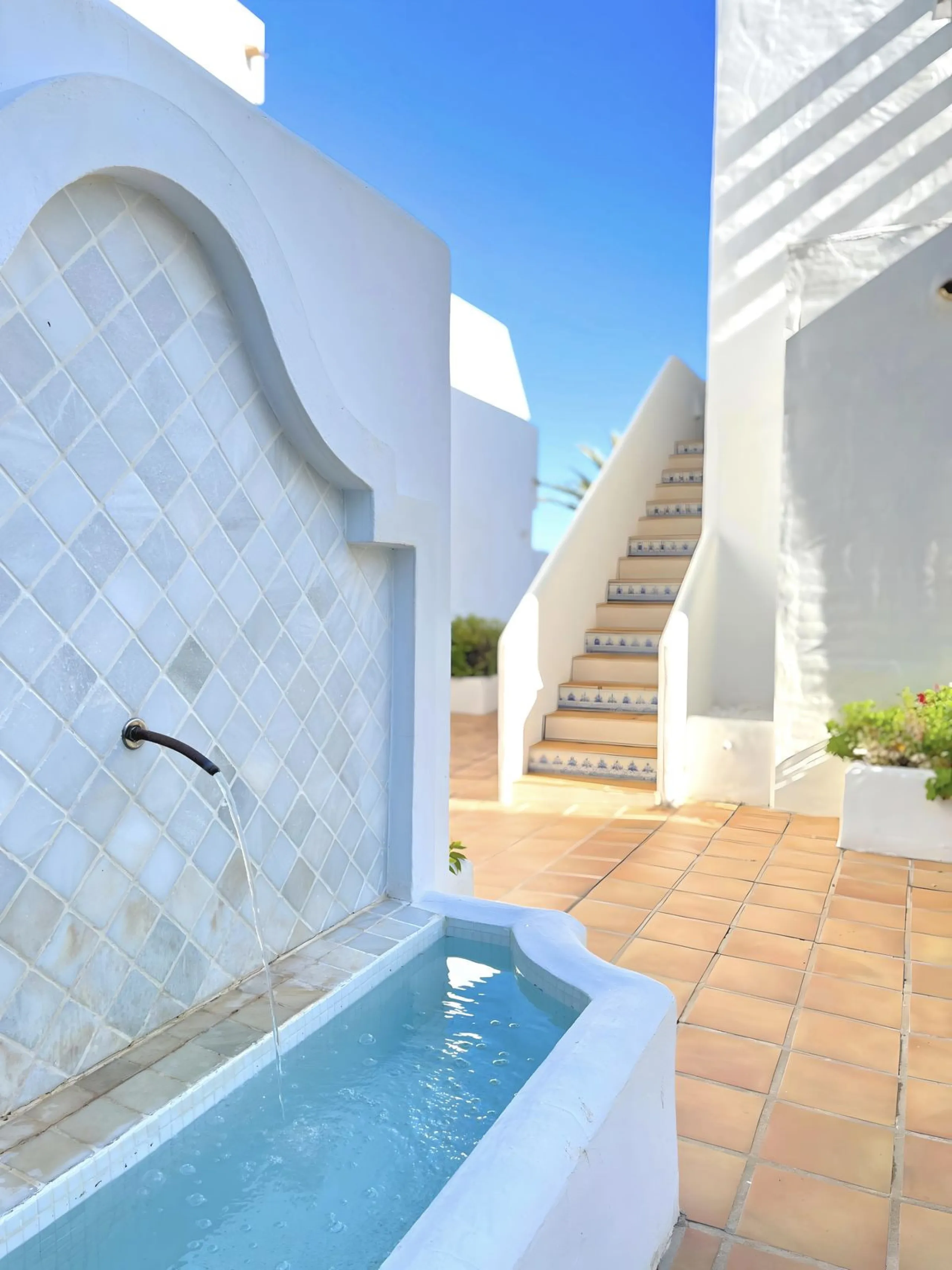 ELEGANT GROUND FLOOR RETREAT WITH PRIVATE GARDEN IN NUEVA ANDALUCÍA