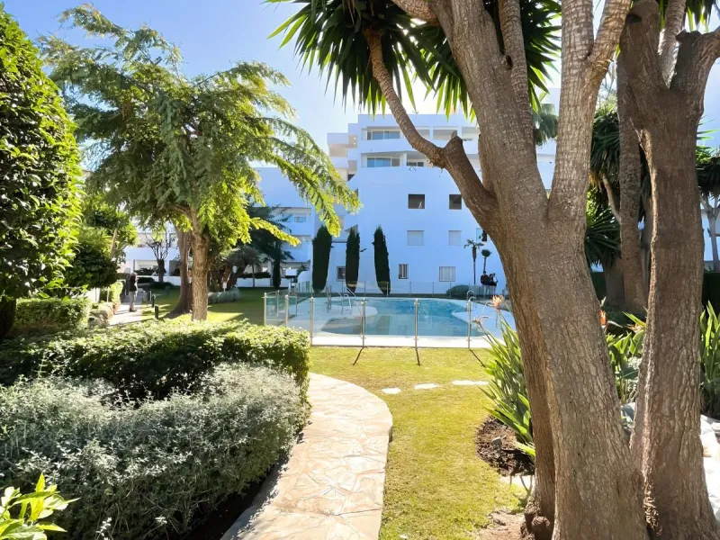ELEGANT GROUND FLOOR RETREAT WITH PRIVATE GARDEN IN NUEVA ANDALUCÍA