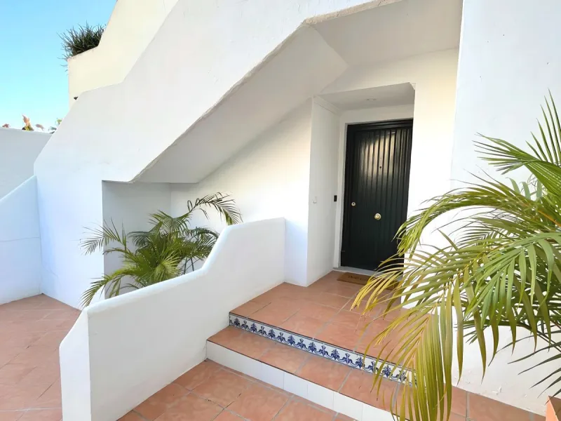 ELEGANT GROUND FLOOR RETREAT WITH PRIVATE GARDEN IN NUEVA ANDALUCÍA
