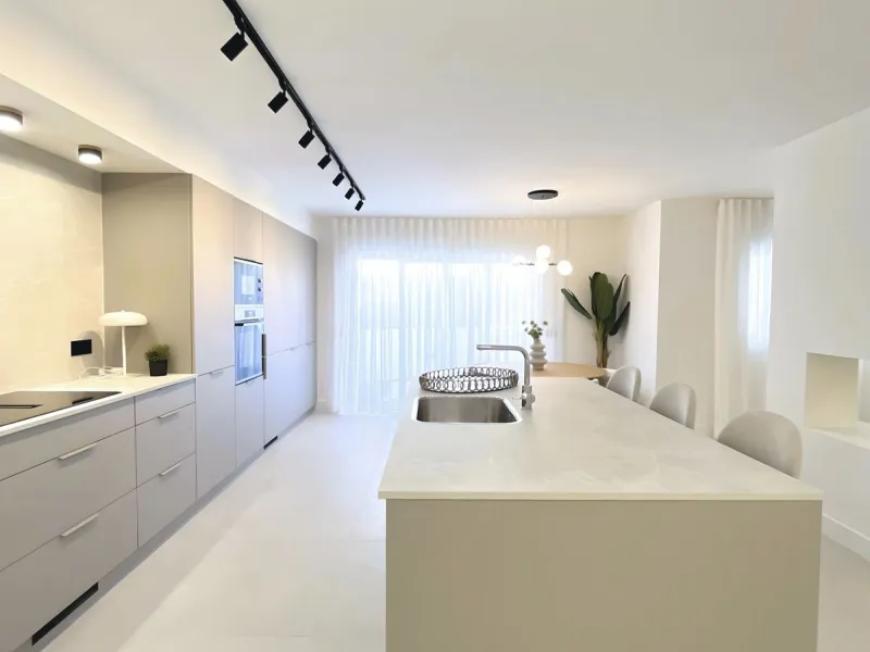 ELEGANT GROUND FLOOR RETREAT WITH PRIVATE GARDEN IN NUEVA ANDALUCÍA